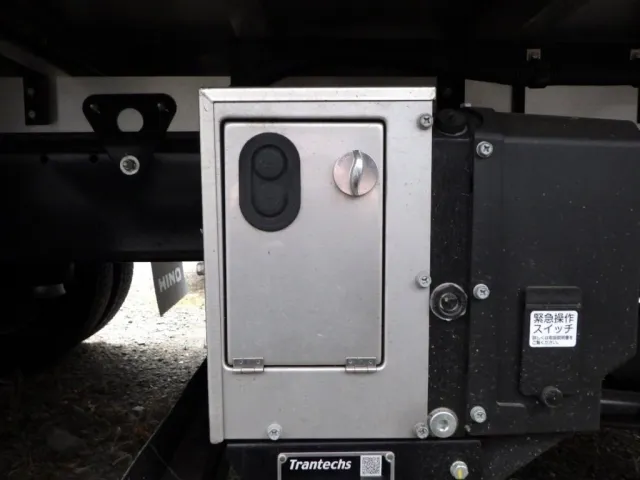 ゲートの操作スイッチです。|日野 レンジャー 2KG-FD2ABG(2WD)の写真14