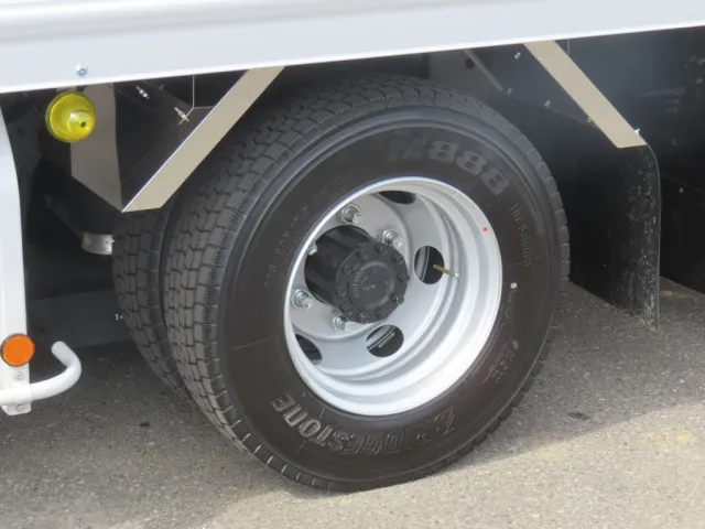 リアフェンダーはステンレス製です。|日野 レンジャー 2KG-FD2ABG(2WD)の写真11