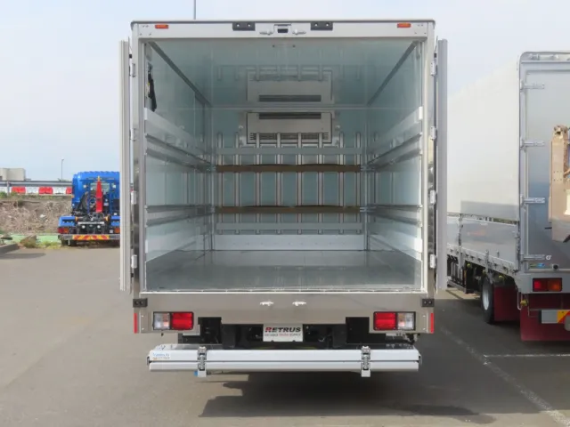 門口周りはステンレス製で床はシステムフロア形状です。|日野 レンジャー 2KG-FD2ABG(2WD)の写真12