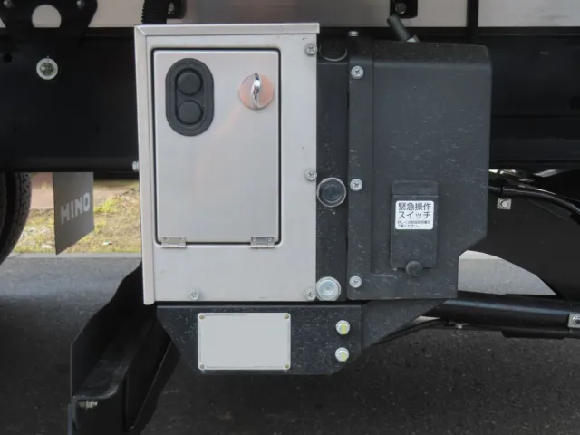 ゲートの操作スイッチです。|日野 レンジャー 2KG-FD2ABG(2WD)の写真15