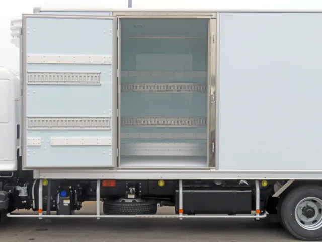 サイドドアを開いた状態です。|日野 レンジャー 2KG-FD2ABG(2WD)の写真10