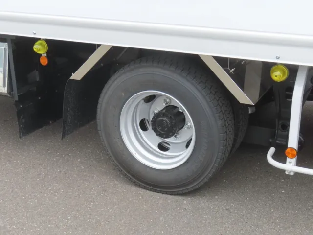 リアフェンダーはステンレス製です。|日野 レンジャー 2KG-FD2ABG(2WD)の写真11