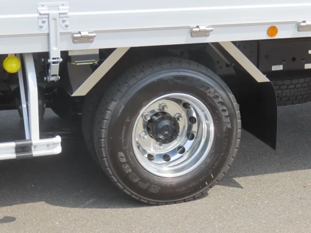 リアフェンダーはステンレス製・ホイールはアルミ製です。|三菱 ファイター 2KG-FK65F(2WD)の写真8