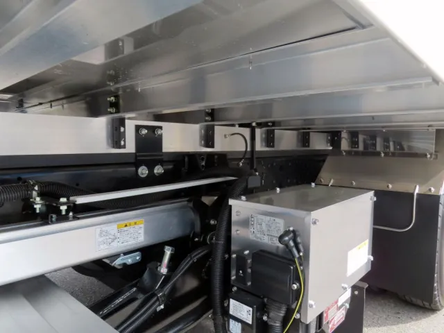 シャーシとネタの状態です。(縦ネタ・横ネタはアルミ製です)|三菱 ファイター 2KG-FK65F(2WD)の写真7