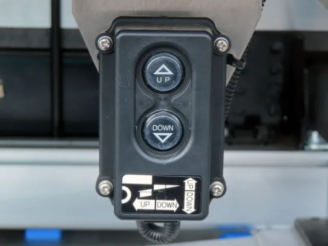 ゲートの操作スイッチです。|三菱 ファイター 2KG-FK65F(2WD)の写真12