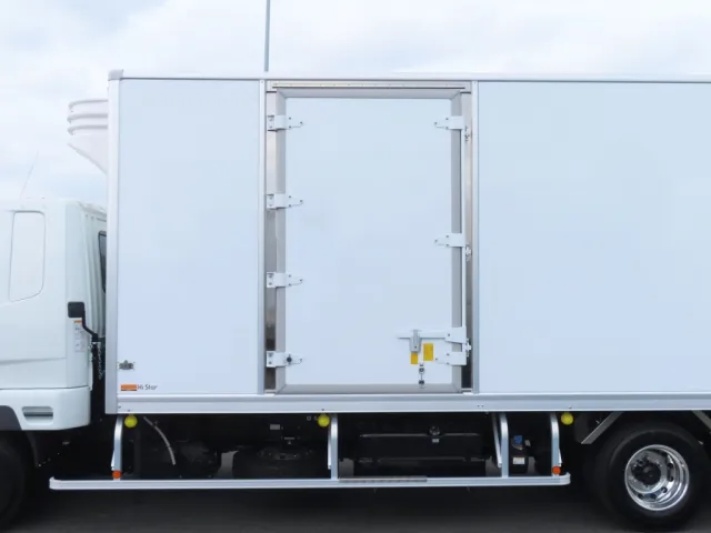 サイドドア付きです。|三菱 ファイター 2KG-FK65F(2WD)の写真14