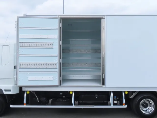 扉は前方開閉式です。(扉周りステンレス製です)|三菱 ファイター 2KG-FK65F(2WD)の写真15