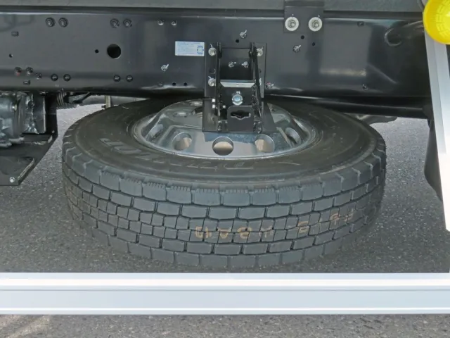 スペアタイヤ付きです。|三菱 ファイター 2KG-FK65F(2WD)の写真17