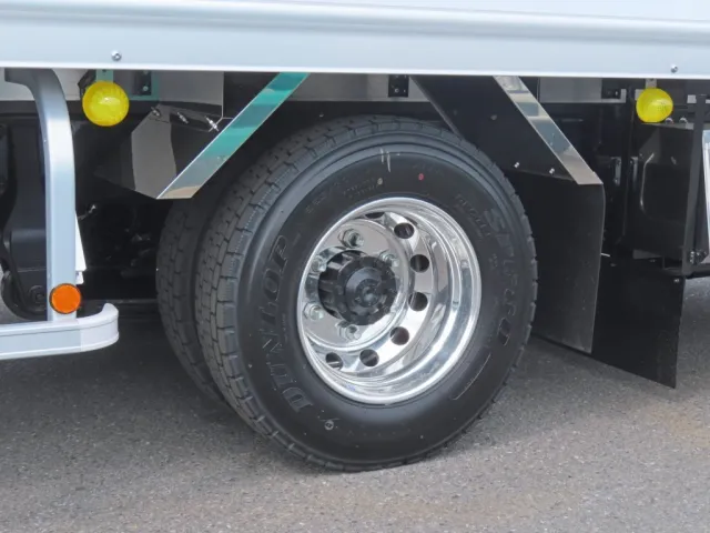 アルミホイールです。(リアフェンダーはステンレス製です)|三菱 ファイター 2KG-FK65F(2WD)の写真18