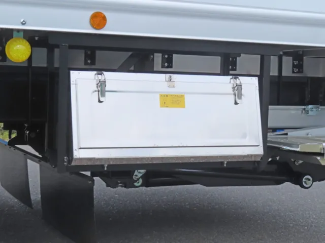 工具箱付きです。(ステンレス製です)|三菱 ファイター 2KG-FK65F(2WD)の写真19