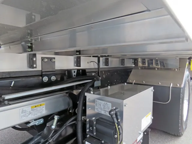 シャーシとネタの状態です。(縦ネタ・横ネタはアルミ製です)|三菱 ファイター 2KG-FK65F(2WD)の写真7