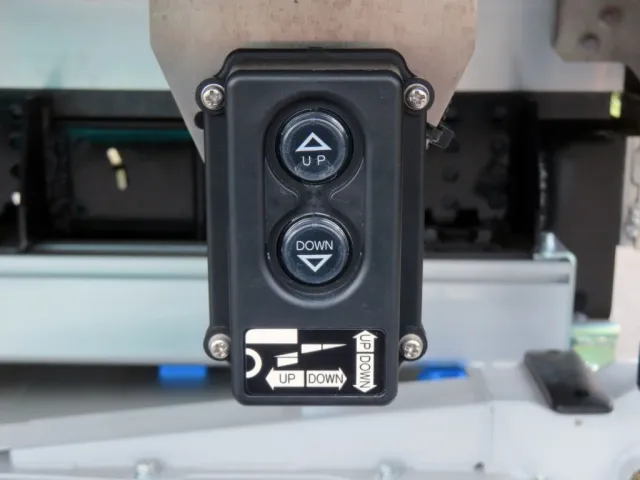 ゲートの操作スイッチです。|三菱 ファイター 2KG-FK65F(2WD)の写真12