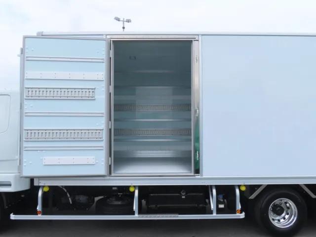 扉は前方開閉式です。(扉周りステンレス製です)|三菱 ファイター 2KG-FK65F(2WD)の写真15