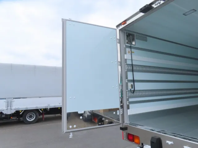 リア扉は90度ストッパー付きです。|三菱 ファイター 2KG-FK65F(2WD)の写真16