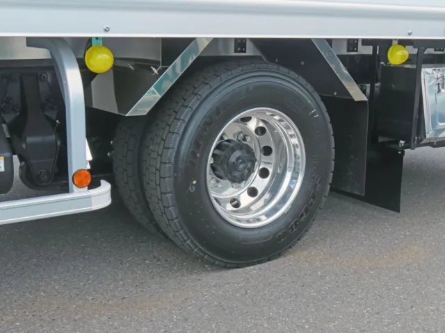 アルミホイールです。(リアフェンダーはステンレス製です)|三菱 ファイター 2KG-FK65F(2WD)の写真18