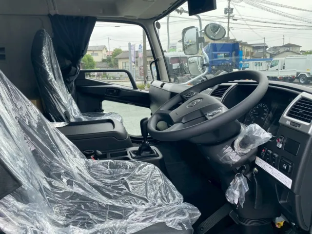 室内|三菱 ファイター 2KG-FK65F(2WD)の写真16