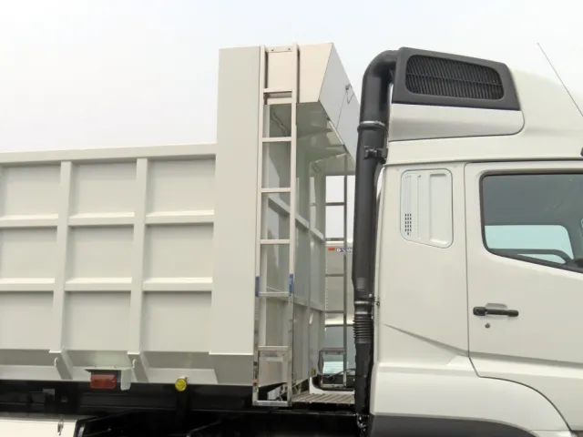 ハシゴはステンレス製でシートデッキ外周はステンレス板が張られています。|三菱 スーパーグレート 2PG-FV80VZの写真8