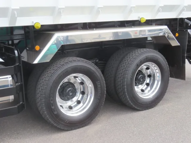 リアフェンダーはステンレス製でホイールはアルミ製です。|三菱 スーパーグレート 2PG-FV80VZの写真9