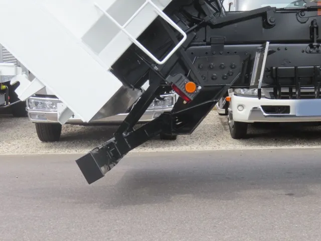 リアジャッキは可倒式です。|三菱 スーパーグレート 2PG-FV80VZの写真15