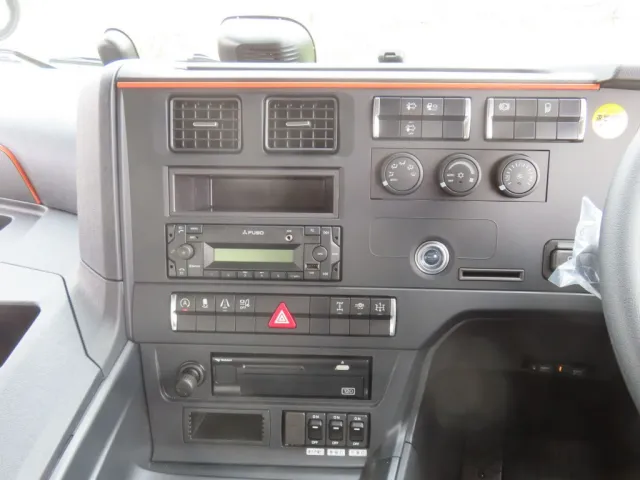 インパネ周りの状態です。|三菱 スーパーグレート 2PG-FV80VZの写真19