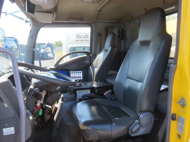 運転席座面にヘタリ・破れがあります。|いすゞ フォワード SKG-FRR90T2改(2WD)の写真6