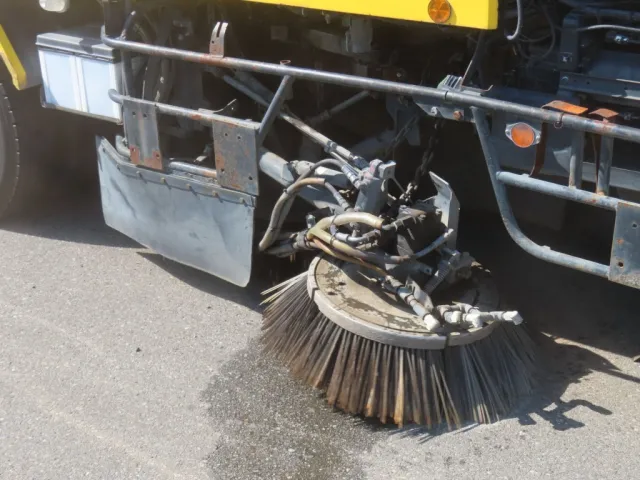 サイドブラシ作動時の状態です。|いすゞ フォワード SKG-FRR90T2改(2WD)の写真11
