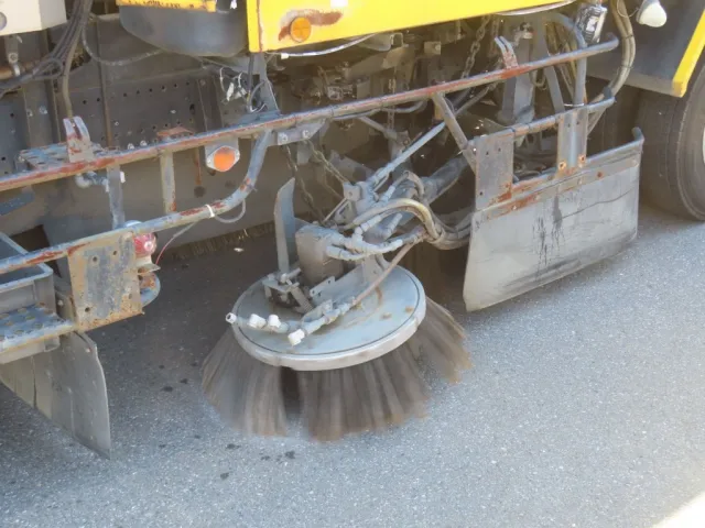 サイドブラシ作動時の状態です。|いすゞ フォワード SKG-FRR90T2改(2WD)の写真12