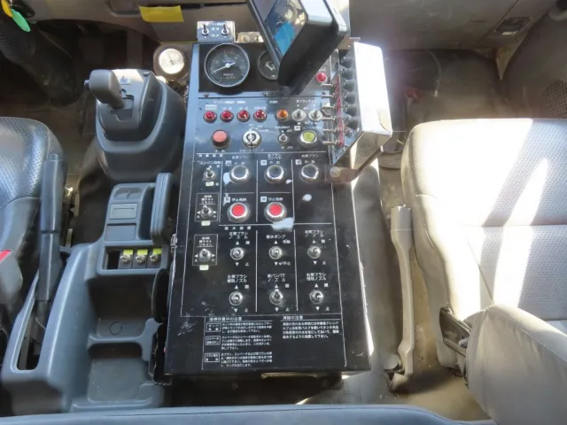 上物の操作スイッチです。(サブエンジン式です)|いすゞ フォワード SKG-FRR90T2改(2WD)の写真13