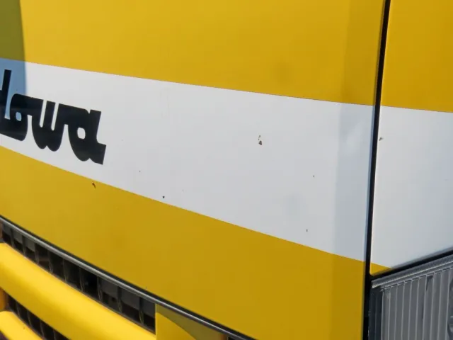 フロントパネル各所に細かいキズがあります。|いすゞ フォワード SKG-FRR90T2改(2WD)の写真26