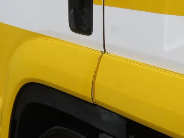 ドアフェンダーの端にキズがあります。|いすゞ フォワード SKG-FRR90T2改(2WD)の写真28