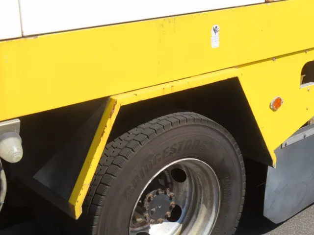 助手席側リアフェンダーにサビがあります。|いすゞ フォワード SKG-FRR90T2改(2WD)の写真34