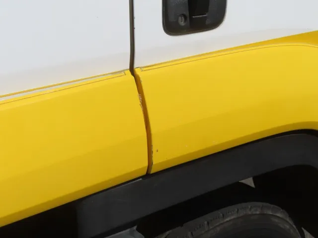 運転席側ドアフェンダー後端にキズがあります。|いすゞ フォワード SKG-FRR90T2改(2WD)の写真36