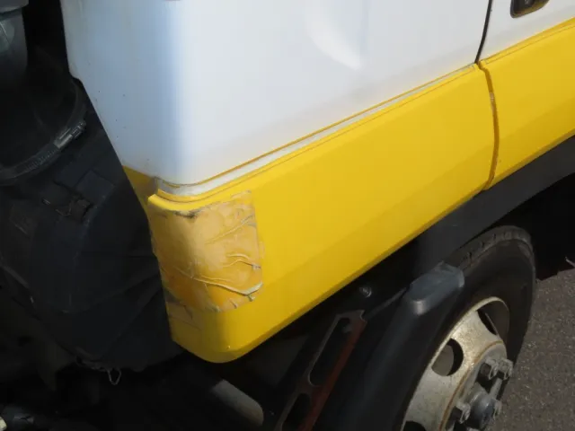 運転席側クォーターパネル下部のフェンダー部にガタがあります。|いすゞ フォワード SKG-FRR90T2改(2WD)の写真38