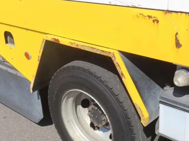 運転席側リアフェンダーにサビがあります。|いすゞ フォワード SKG-FRR90T2改(2WD)の写真44