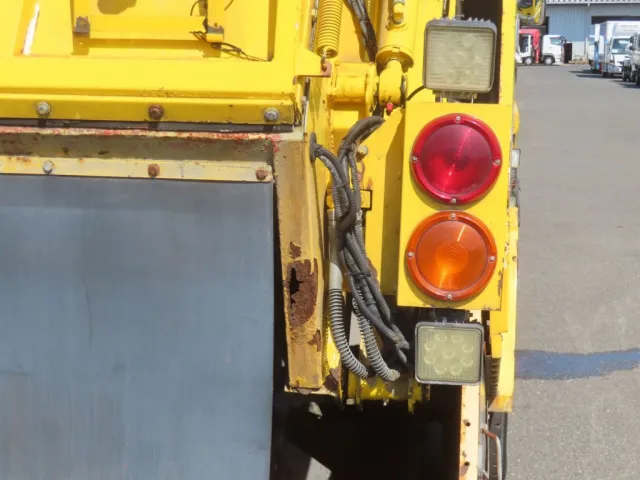 ボディー後端の外装に腐食・穴あき箇所があります。|いすゞ フォワード SKG-FRR90T2改(2WD)の写真48