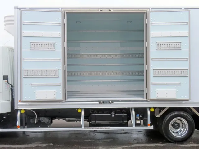 サイドドアを開いた状態です。|三菱 ファイター 2KG-FK65F(2WD)の写真9