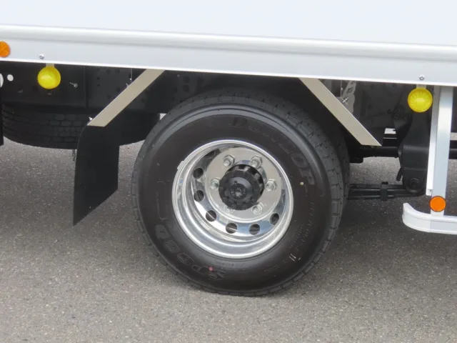 リアフェンダーはステンレス製で、ホイールはアルミ製です。|三菱 ファイター 2KG-FK65F(2WD)の写真10