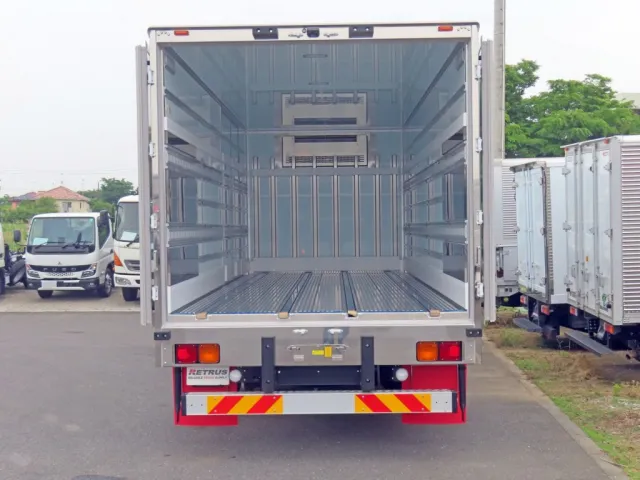 門口はステンレス製です。|三菱 ファイター 2KG-FK65F(2WD)の写真11