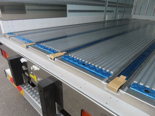 床はI型キーストンで、ジョロダーレールが4列付いています。|三菱 ファイター 2KG-FK65F(2WD)の写真12