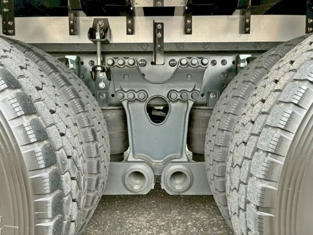 エアサスです。|日野 プロフィア 2DG-FW1AHC(8x4)の写真5
