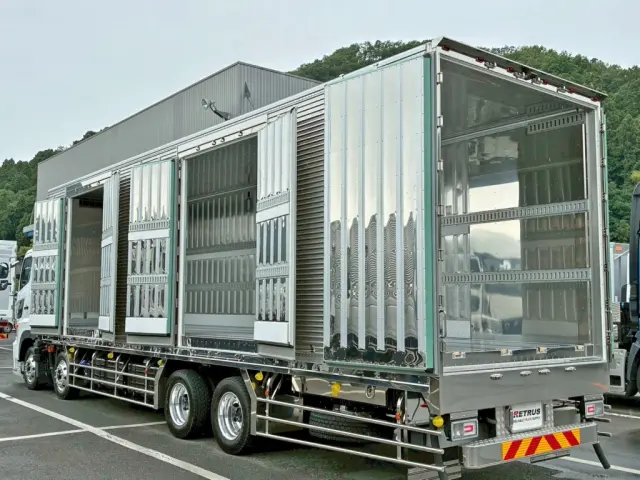 サイドドア・リヤドアを全て開いた状態です。|日野 プロフィア 2DG-FW1AHC(8x4)の写真29