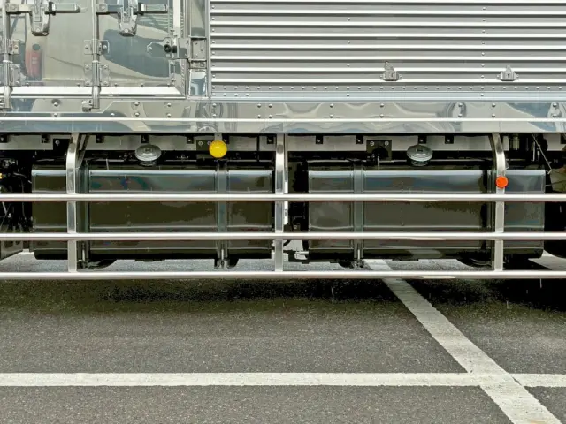 燃料タンクは300Lが2つ付いています。|日野 プロフィア 2DG-FW1AHC(8x4)の写真33