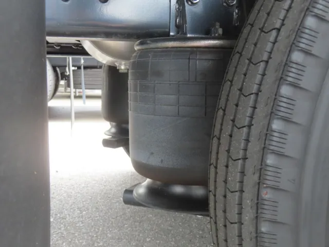 エアサスです。|三菱 ファイター 2KG-FK65F(2WD)の写真5