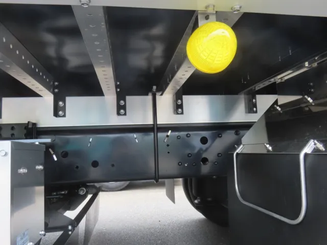 シャーシとネタの状態です。(縦ネタ・横ネタはアルミ製です)|三菱 ファイター 2KG-FK65F(2WD)の写真7