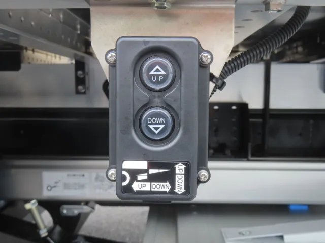 ゲートの操作スイッチです。|三菱 ファイター 2KG-FK65F(2WD)の写真12