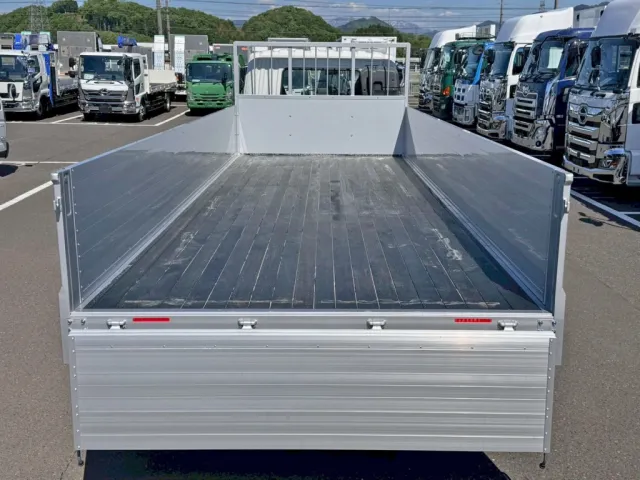 床は、板張りです。|三菱 ファイター 2KG-FK62F(2WD)の写真8