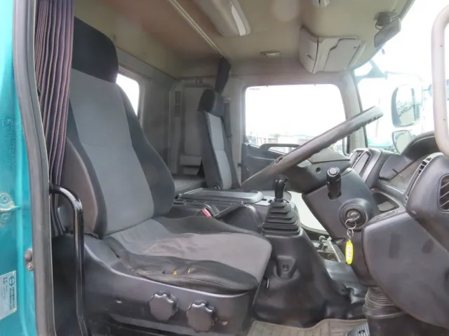 運転席座面にヘタリ・破れ、助手席座面に破れがあります。|日野 レンジャー LDG-GK8JNAAの写真6