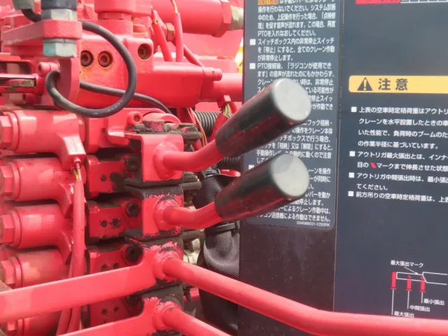 ウインチ（上段）・セーフティ（下段）の操作レバーです。|日野 レンジャー LDG-GK8JNAAの写真11