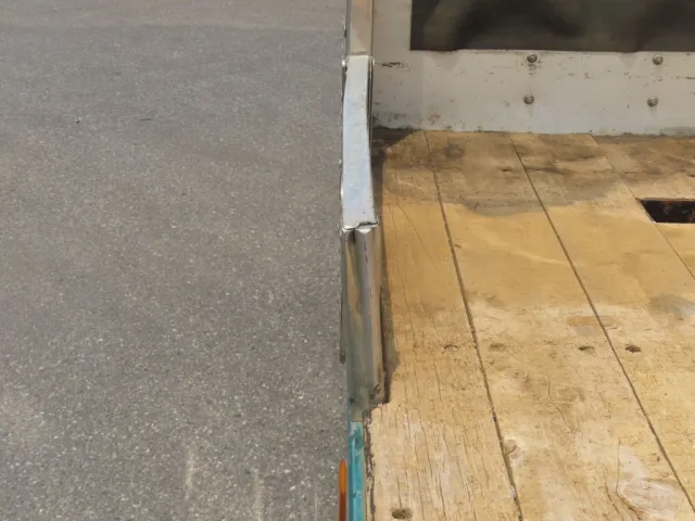 助手席側あおりに曲がりがあります。|日野 レンジャー LDG-GK8JNAAの写真36