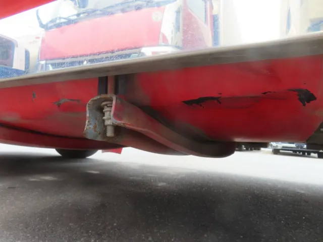 燃料タンク底面にヘコミがあります。|日野 レンジャー LDG-GK8JNAAの写真37